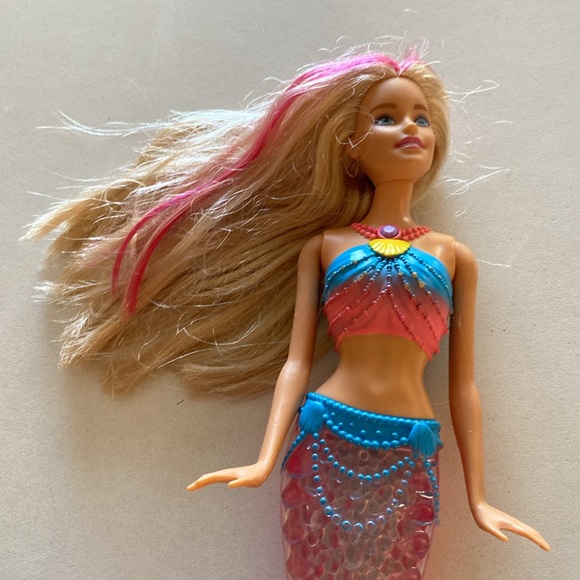 Barbies 2013 and 2016 mermaids - Picture 5 of 8